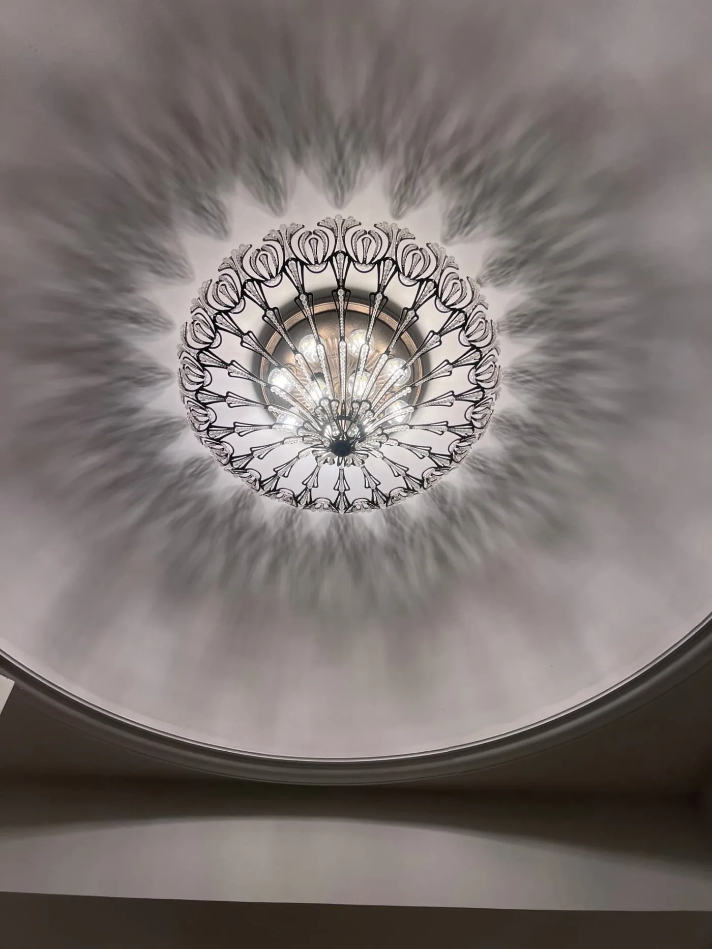 Lámpara decorativa de techo vista desde abajo con juego de luces y sombras, instalada por ARAC Electric