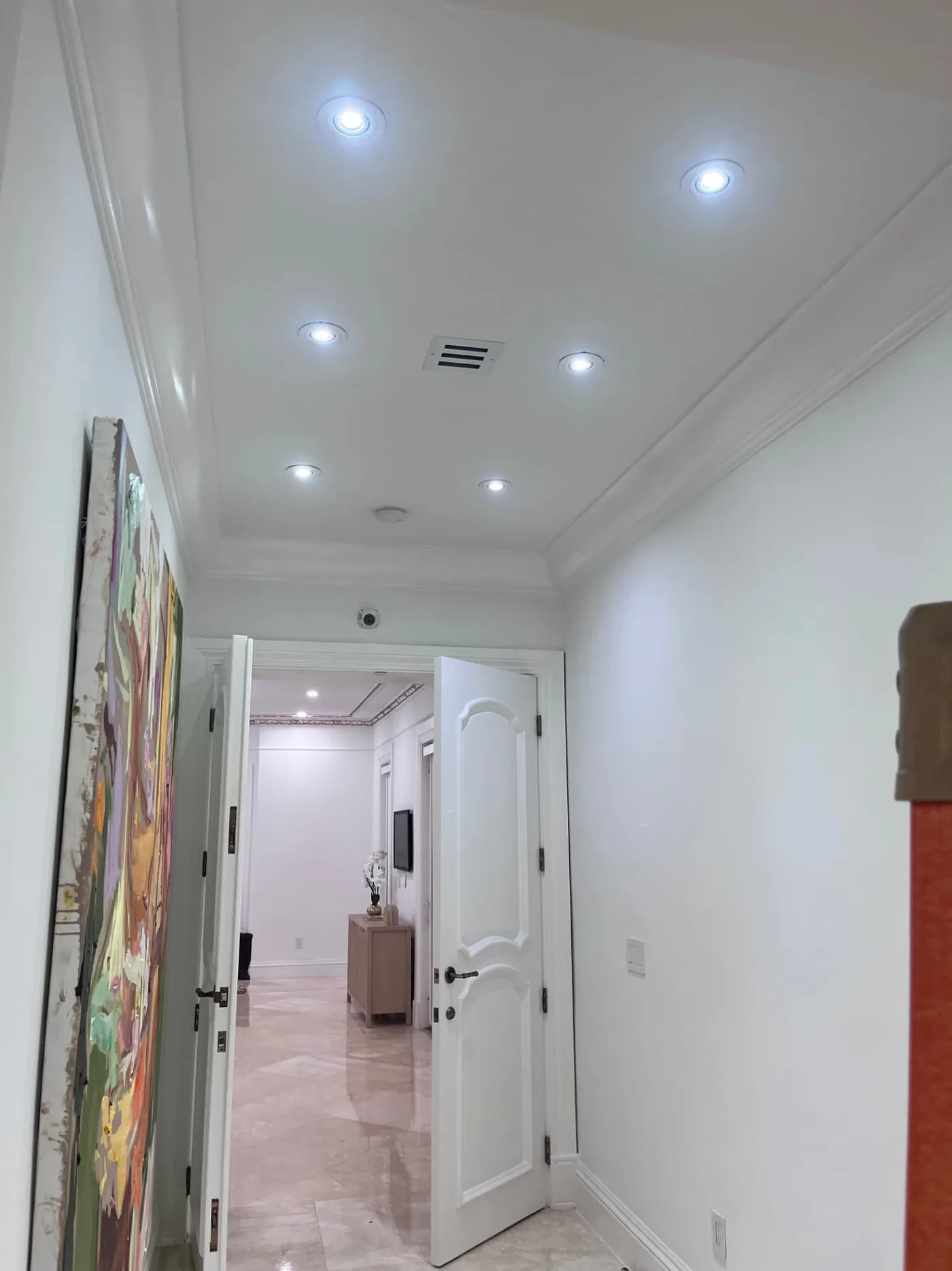 Pasillo residencial con luces LED empotradas en el techo, trabajo de ARAC Electric