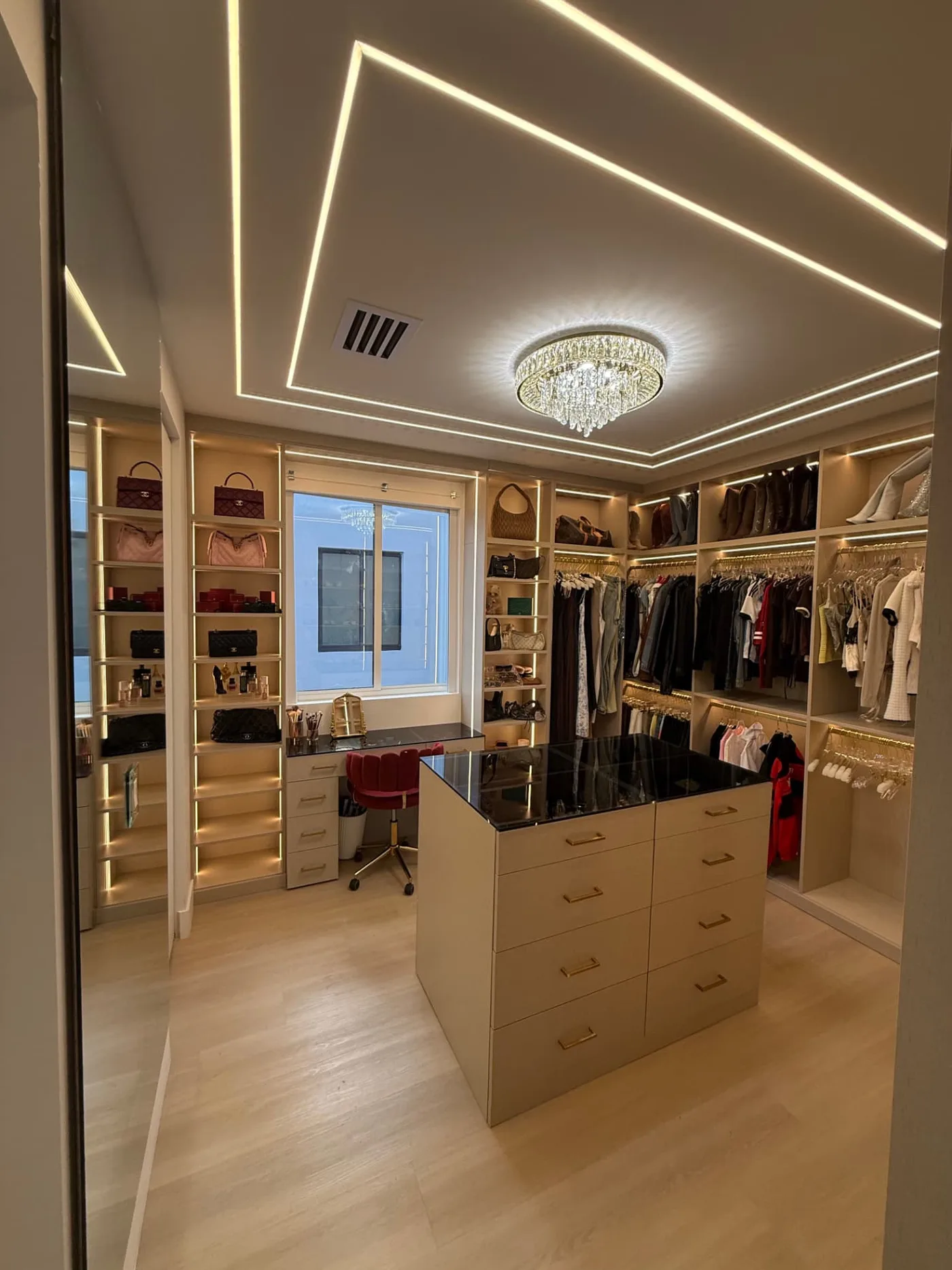 Vestidor con cinta LED en el techo y lámpara de cristal, instalado por ARAC Electric