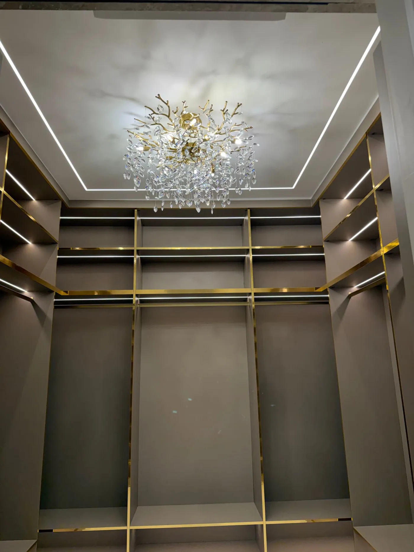 Clóset con lámpara de cristal y tiras LED en los estantes, instalado por ARAC Electric