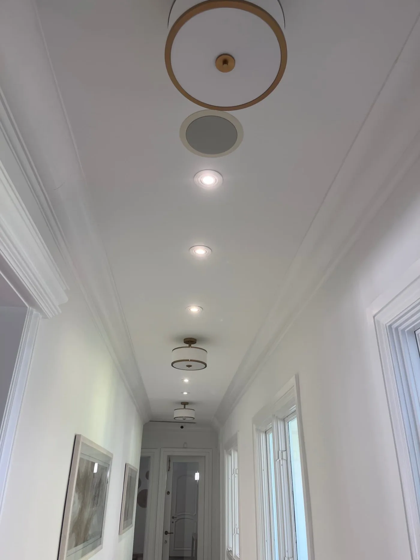 Pasillo con aros decorativos y luces empotradas en el techo, trabajo de ARAC Electric
